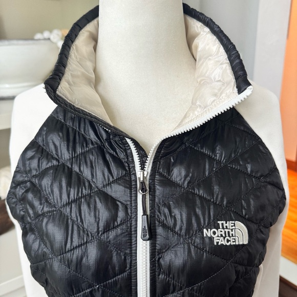 Women’s North Face Jacket - Picture 5 of 11